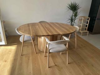 🔥 celodrevený rozťahovací jedálenský stôl s centrálnou nohou z dubového masívu sa už vyníma v jedálni pri svojej rodinke...