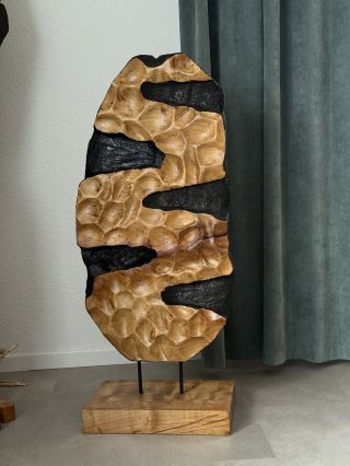 🌿 Novinka zo skladu! Predstavujeme vám našu ručne vyrobenú drevenú dekoráciu z masívneho dreva, ktorá v sebe spája...